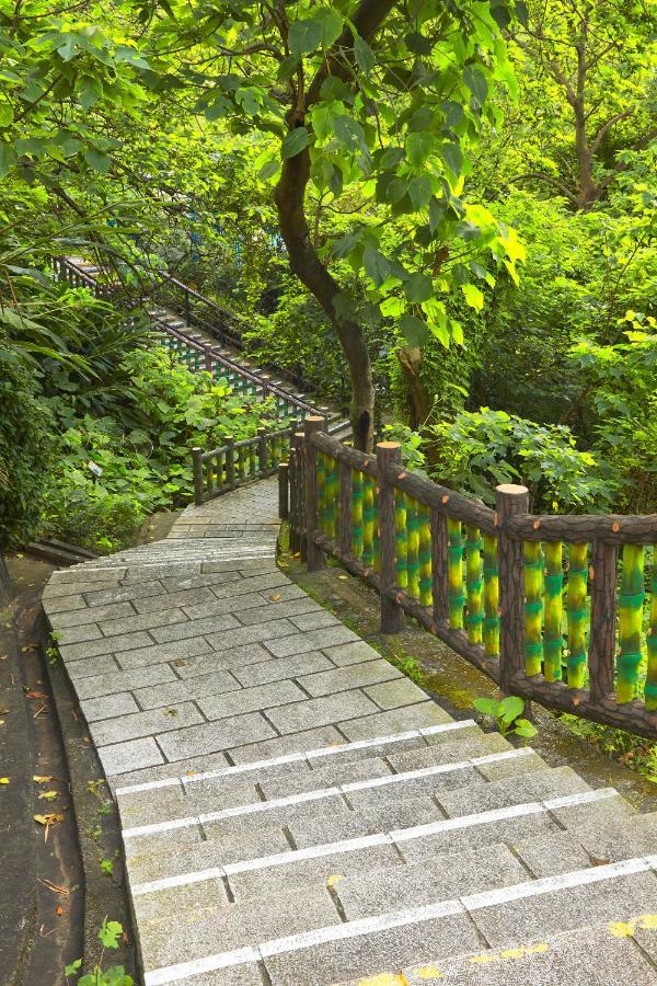 The Grand Hotel Ταϊπέι Εξωτερικό φωτογραφία The path to the temple