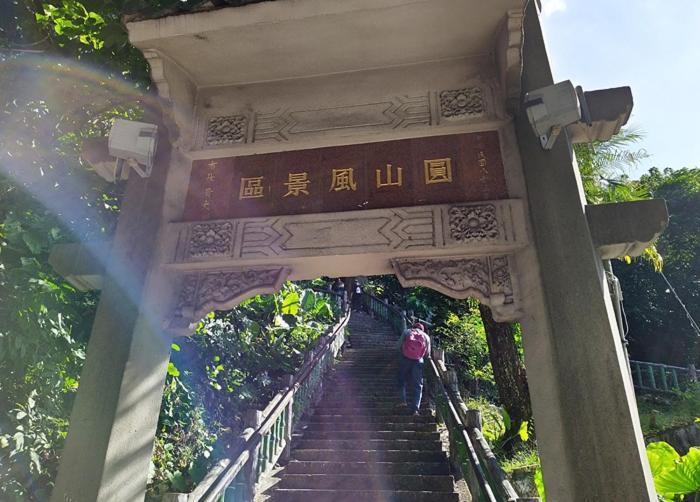 The Grand Hotel Ταϊπέι Εξωτερικό φωτογραφία Entrance to Mount Tai