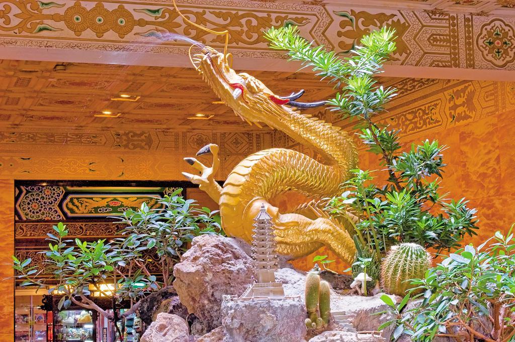 The Grand Hotel Ταϊπέι Εξωτερικό φωτογραφία The golden dragon at the entrance of the temple