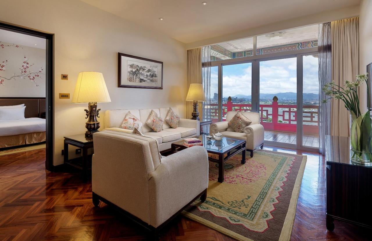 The Grand Hotel Ταϊπέι Εξωτερικό φωτογραφία A suite at the hotel
