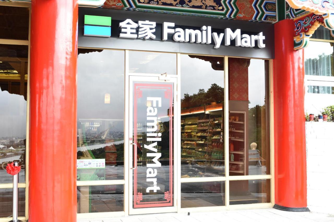 The Grand Hotel Ταϊπέι Εξωτερικό φωτογραφία FamilyMart store in San Francisco, California