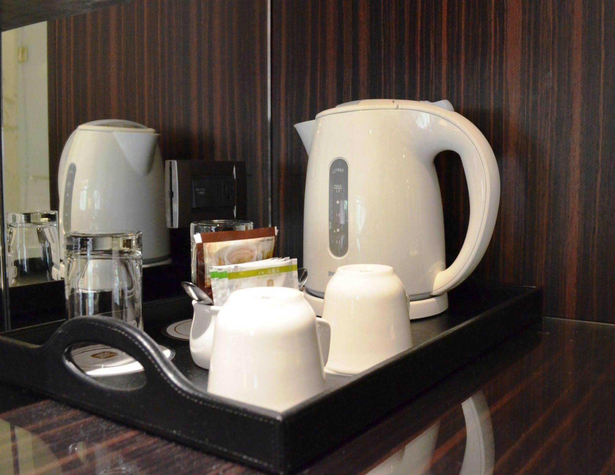 The Grand Hotel Ταϊπέι Εξωτερικό φωτογραφία A kettle in a hotel room