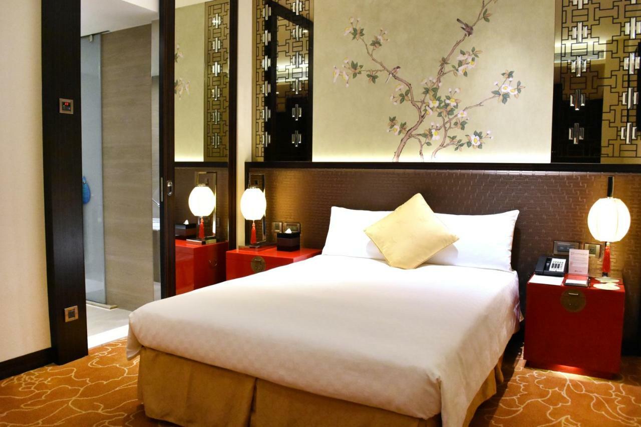 The Grand Hotel Ταϊπέι Εξωτερικό φωτογραφία A room at the Mandarin Oriental, Hong Kong