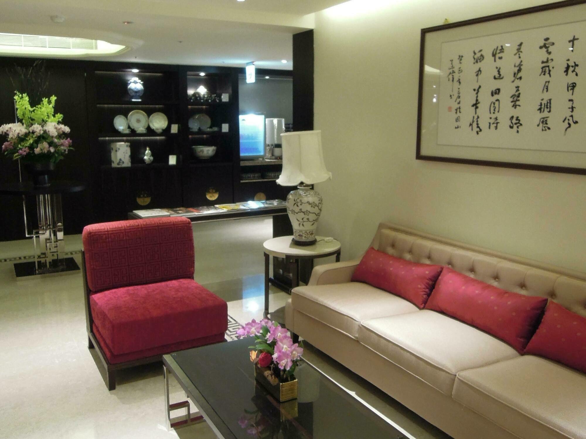 The Grand Hotel Ταϊπέι Εξωτερικό φωτογραφία The interior of a suite at the Mandarin Oriental, Singapore
