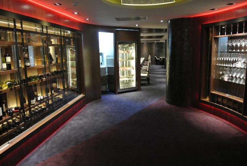 The Grand Hotel Ταϊπέι Εξωτερικό φωτογραφία The wine room at the restaurant